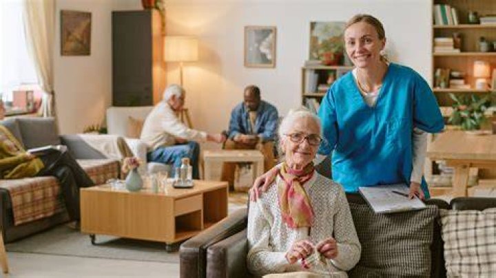 How can parents with dementia adjust to assisted living?